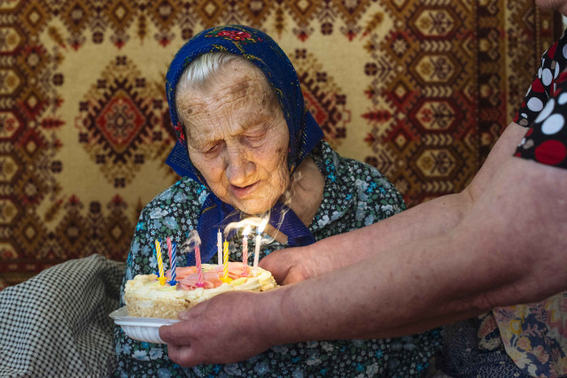 Родные несут для Марии Евстафьевой торт. Ей сегодня исполнилось 100 лет.